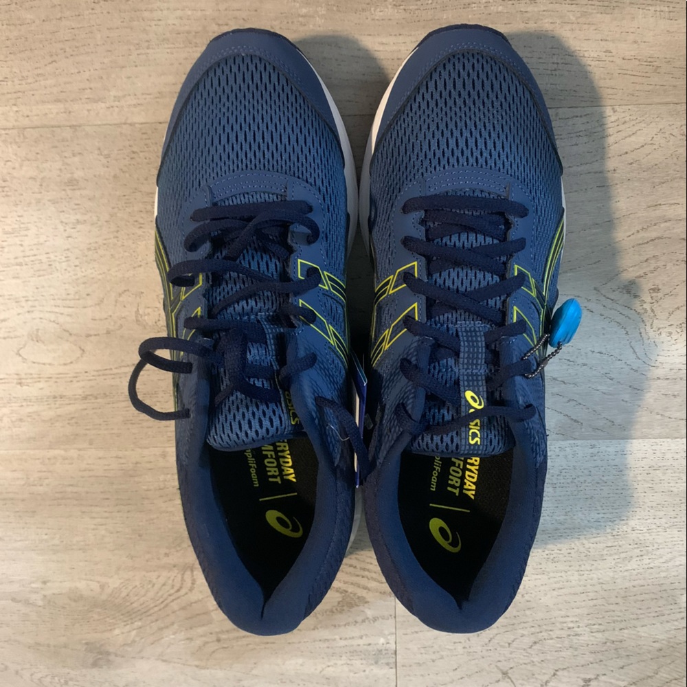 Gel contend 6 running shoes made by ASICS size 10